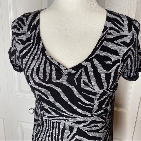 🔥SOLD🔥 Zebra Striped T-Shirt Black Gray Large - Picture 3 of 16